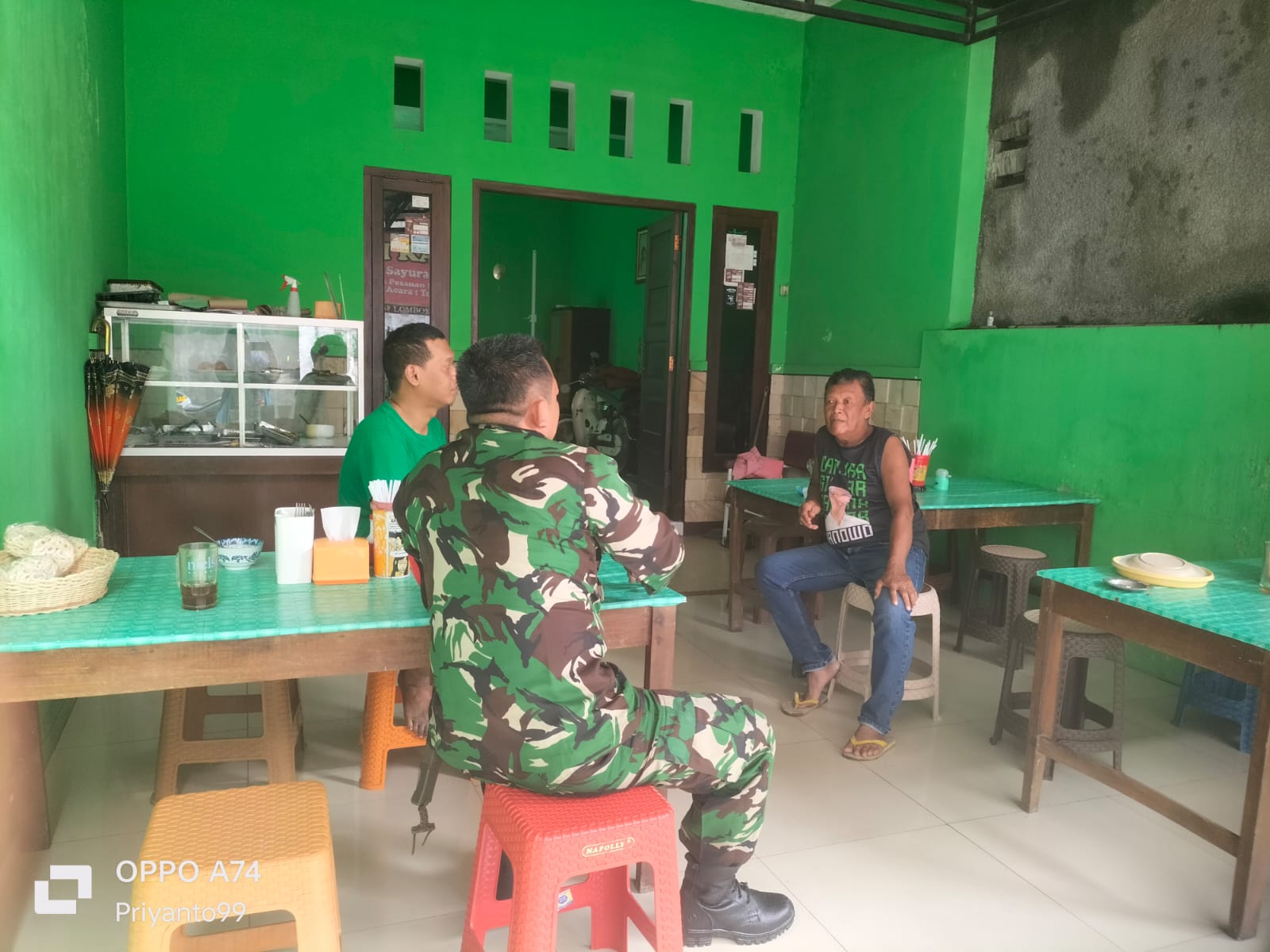 Intensifkan Kegiatan Komsos, Babinsa Kemlayan Sambangi Ketua RW.