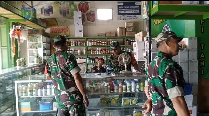 Jaga Ketersediaan Pupuk dan Obat – Obatan, Babinsa Cek Ke Toko Pertanian