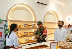 Jalin Keharmonisan dengan Masyarakat, Babinsa Kratonan Sambangi Toko Roti