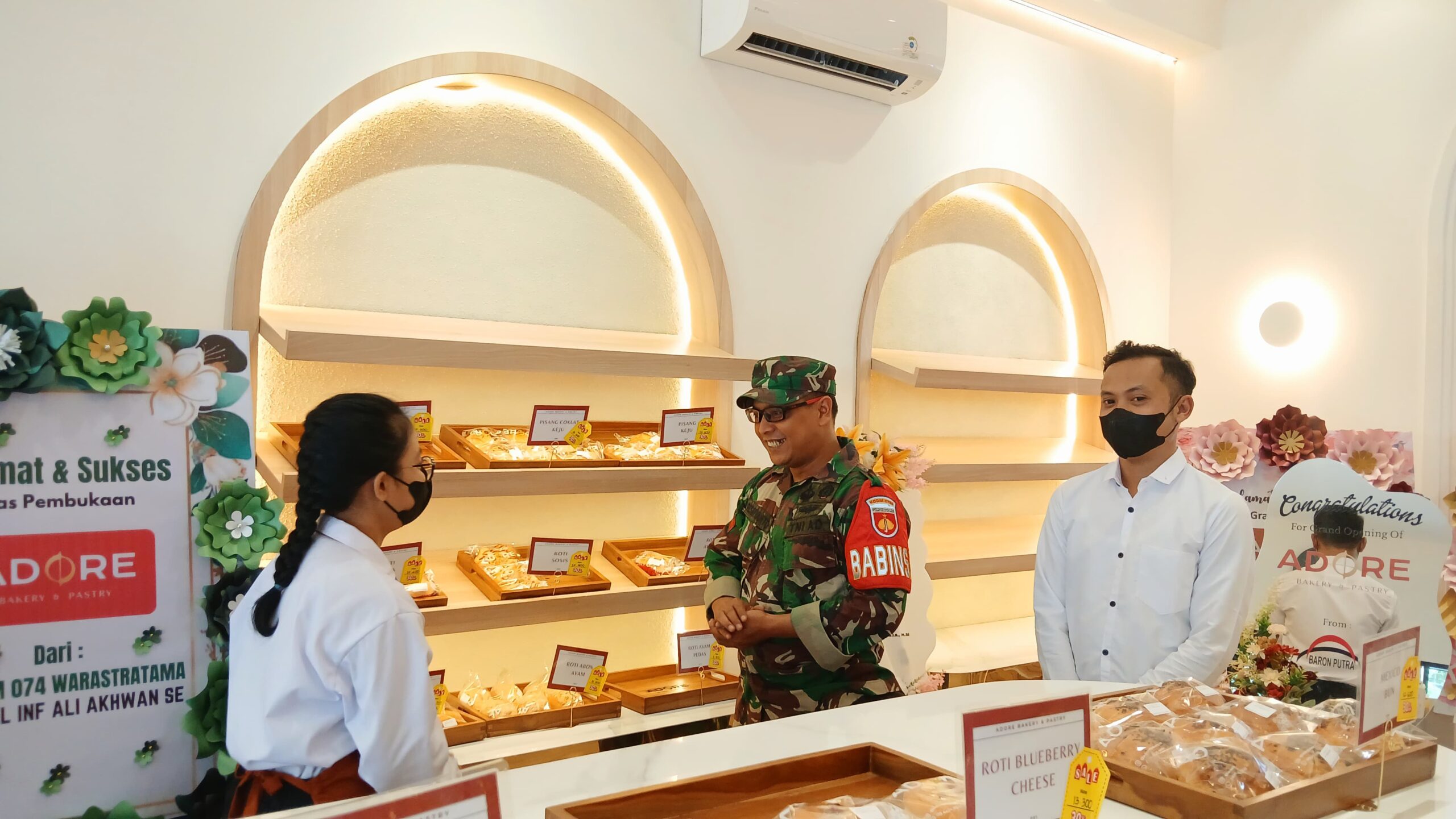 Jalin Keharmonisan dengan Masyarakat, Babinsa Kratonan Sambangi Toko Roti