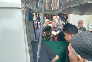 Merasa Kehilangan Warganya, Babinsa Jayengan Takziah di Rumah Duka
