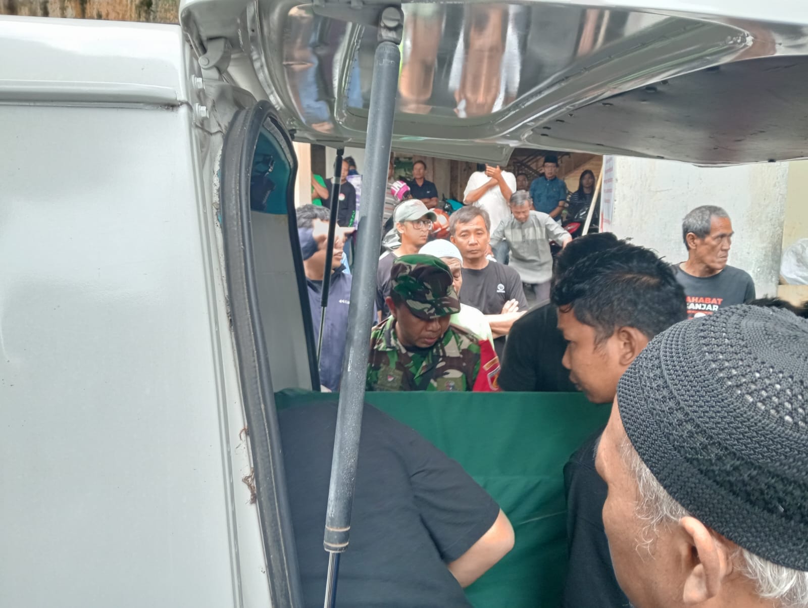 Merasa Kehilangan Warganya, Babinsa Jayengan Takziah di Rumah Duka