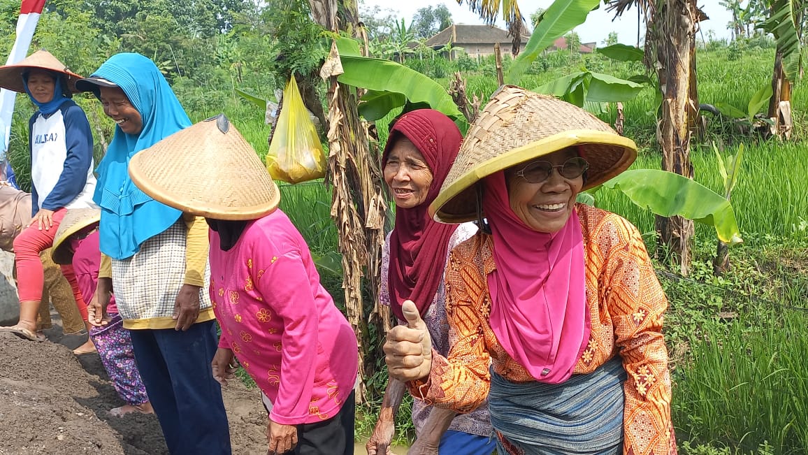 Nenek Tua Penyemangat Anggota Satgas TMMD