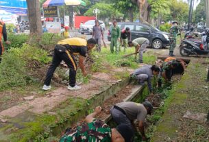 Peduli Lingkungan, Koramil 03/Serengan Gelar Kegiatan Jumat Bersih di Wilayah Kratonan dan Tipes