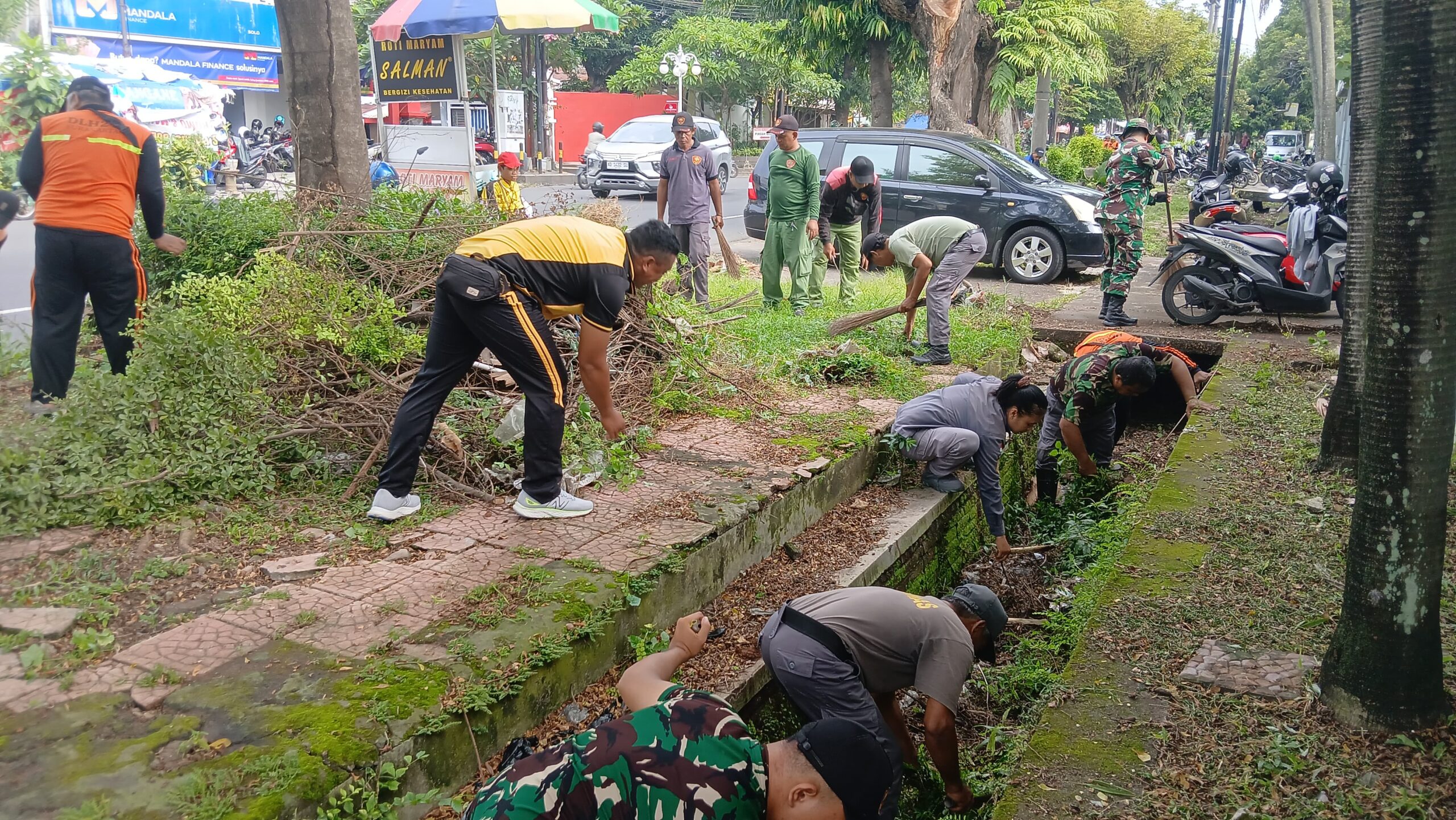 Peduli Lingkungan, Koramil 03/Serengan Gelar Kegiatan Jumat Bersih di Wilayah Kratonan dan Tipes
