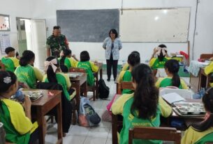Pendistribusian Makanan Bergizi di TK Dan SD Warga, Babinsa Sudiroprajan Aktif Lakukan Pendampingan