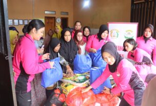 Polisi dan Bhayangkari di Bandar Lampung Bagikan Paket Sembako Bagi Korban Banjir