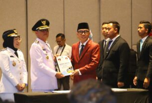 Raden Adipati Surya Serahkan Jabatan Bupati Way Kanan Kepada Ali Rahman