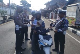 Sat Lantas Polres Tanggamus Kampanye Keselamatan dan Bagikan Leaflet di Jalan Ir Juanda Kota Agung
