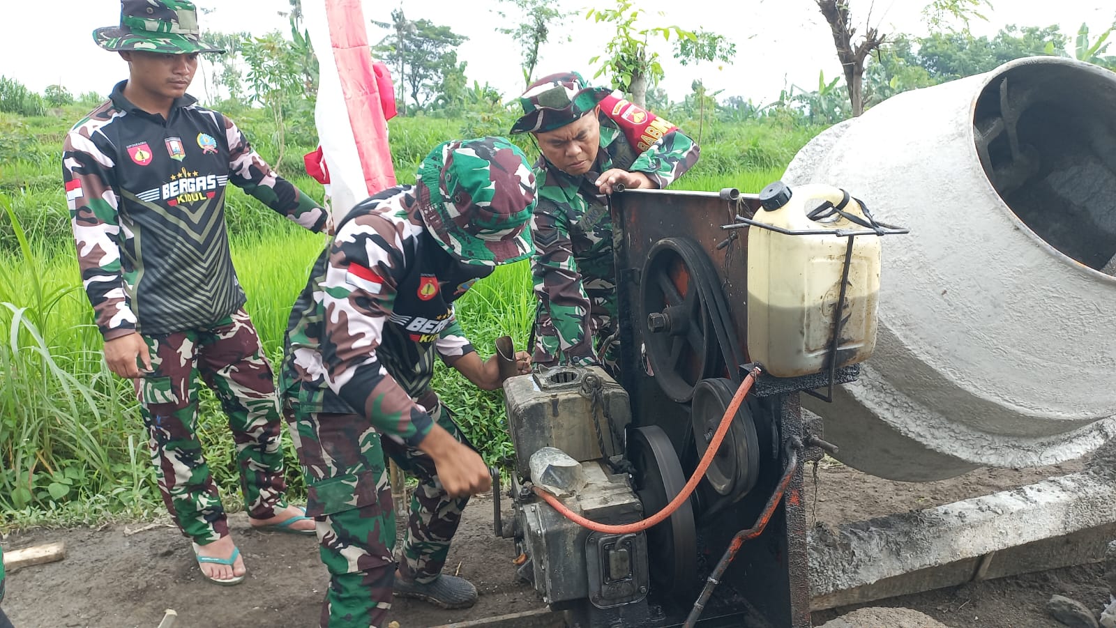 Satgas Bahu Membahu Atasi Kesulitan Bersama