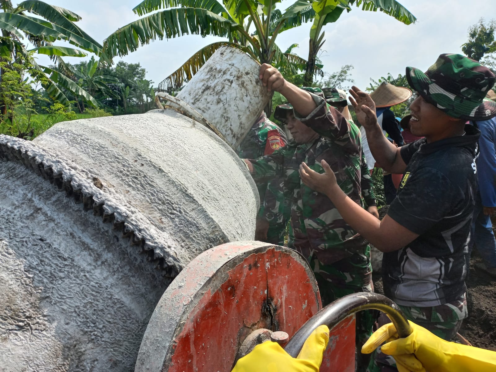 Satgas TMMD Yang Sudah Cekatan Dalam Rabat Beton