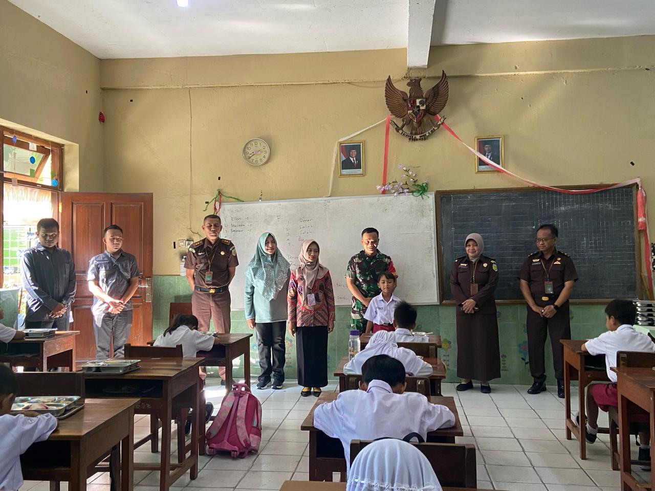 Sukseskan Program Pemerintah, Babinsa Kepatihan Wetan Bersama Pengawai Kejaksaan Negeri Surakarta Bantu Distribusi Makan Bergizi Gratis