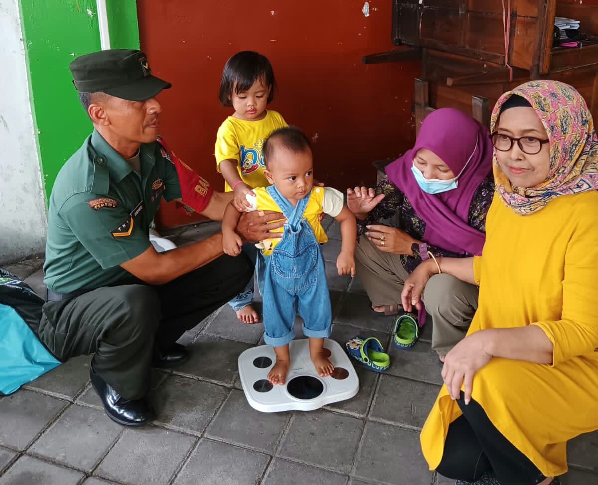 Wujudkan Balita Sehat, Babinsa Keprabon Dampingi Petugas Kesehatan Berikan Layanan Posyandu