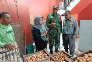 Antisipasi Lonjakan Harga Bahan Pokok, Babinsa Tipes Sidak Gudang Telur Ayam