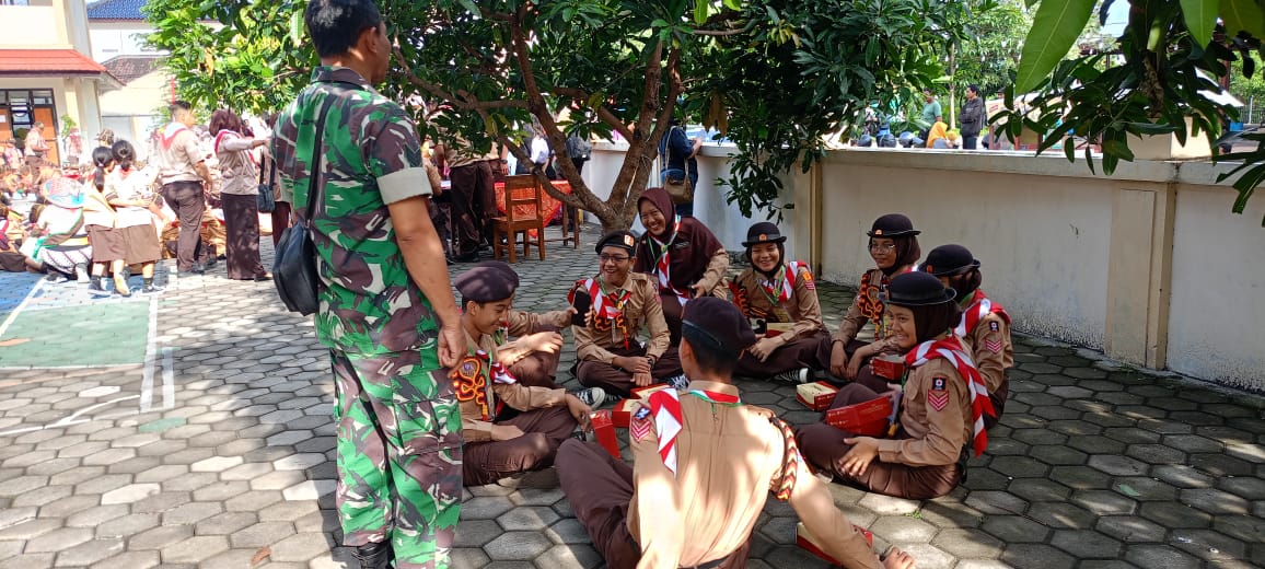 Keren..!! Babinsa Gilingan Tanamkan Disiplin Kepada Siswa - Siswi SMAN 2 Surakarta Dengan Pembinaan Pramuka