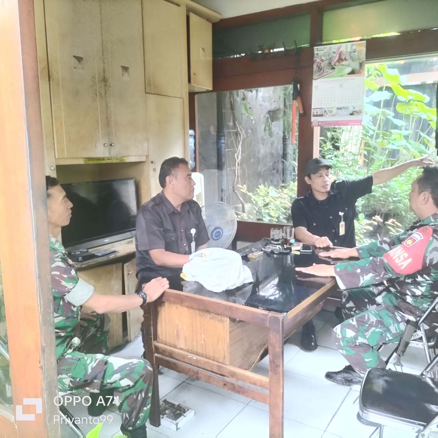 Babinsa Kemlayan Selipkan Himbauan Keamanan Lingkungan Pada Security