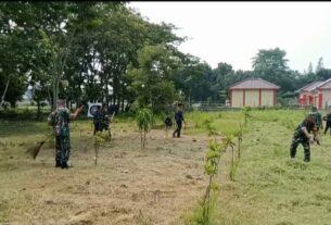 Babinsa Pimpin Kerja Bakti Pembersihan Hutan Kota, Lestarikan Lingkungan dan Jalin Keakraban