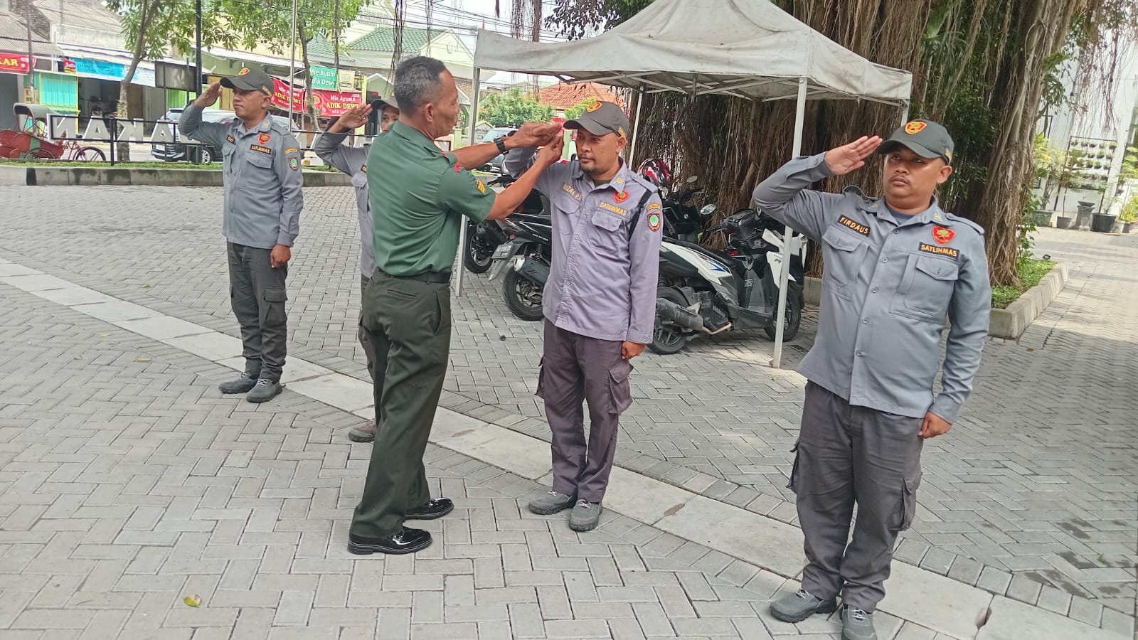 Babinsa Sondakan Genjot Latihan PBB Dan Wawasan Kebangsaan Kepada Linmas, Ini Tujuannya