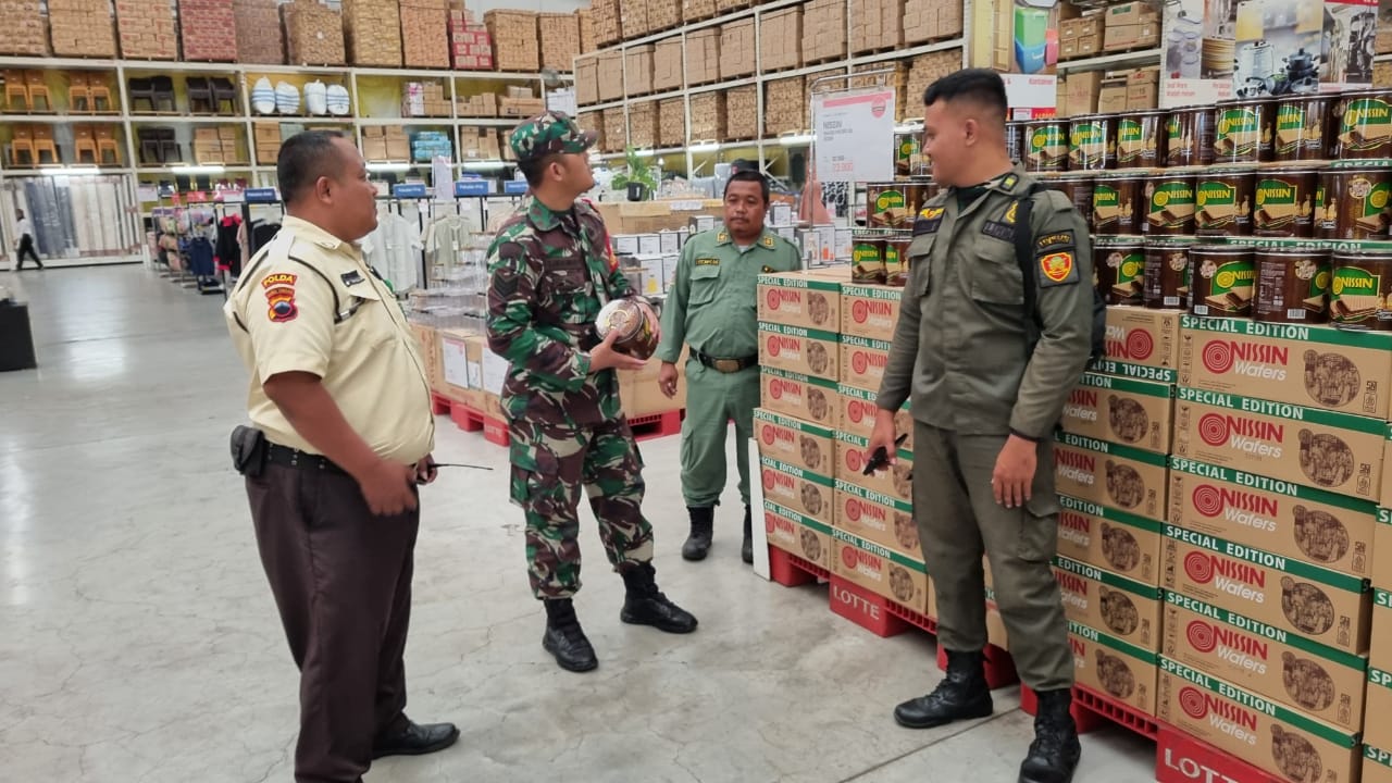 Babinsa Tipes Sidak Harga Sembako di Grosir Lotte Mart