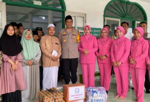 Baksos Ramadhan, Kapolres dan Ketua Bhayangkari Cabang Way Kanan Berikan Paket Sembako