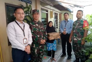 Door To Door, Danramil 02/Banjarsari Bersinergi Dengan Staf Hotel Grand Larisae Bagikan Sembako Kepada Warga Masyarakat