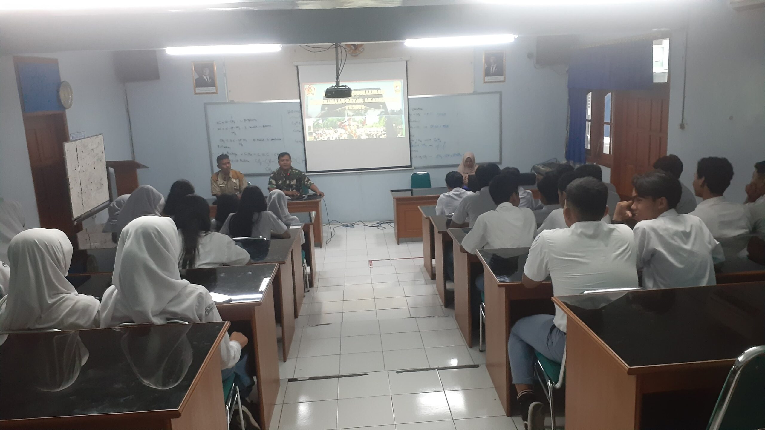 Danramil 04/Jebres Berikan Sosialisasi Penerimaan Calon Taruna Akademi TNI di SMAN 3 Surakarta