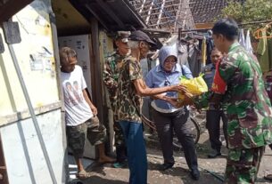Jum'at Berkah di Bulan Suci Ramadhan, Koramil 02/Banjarsari Bagikan Sembako Kepada Warga