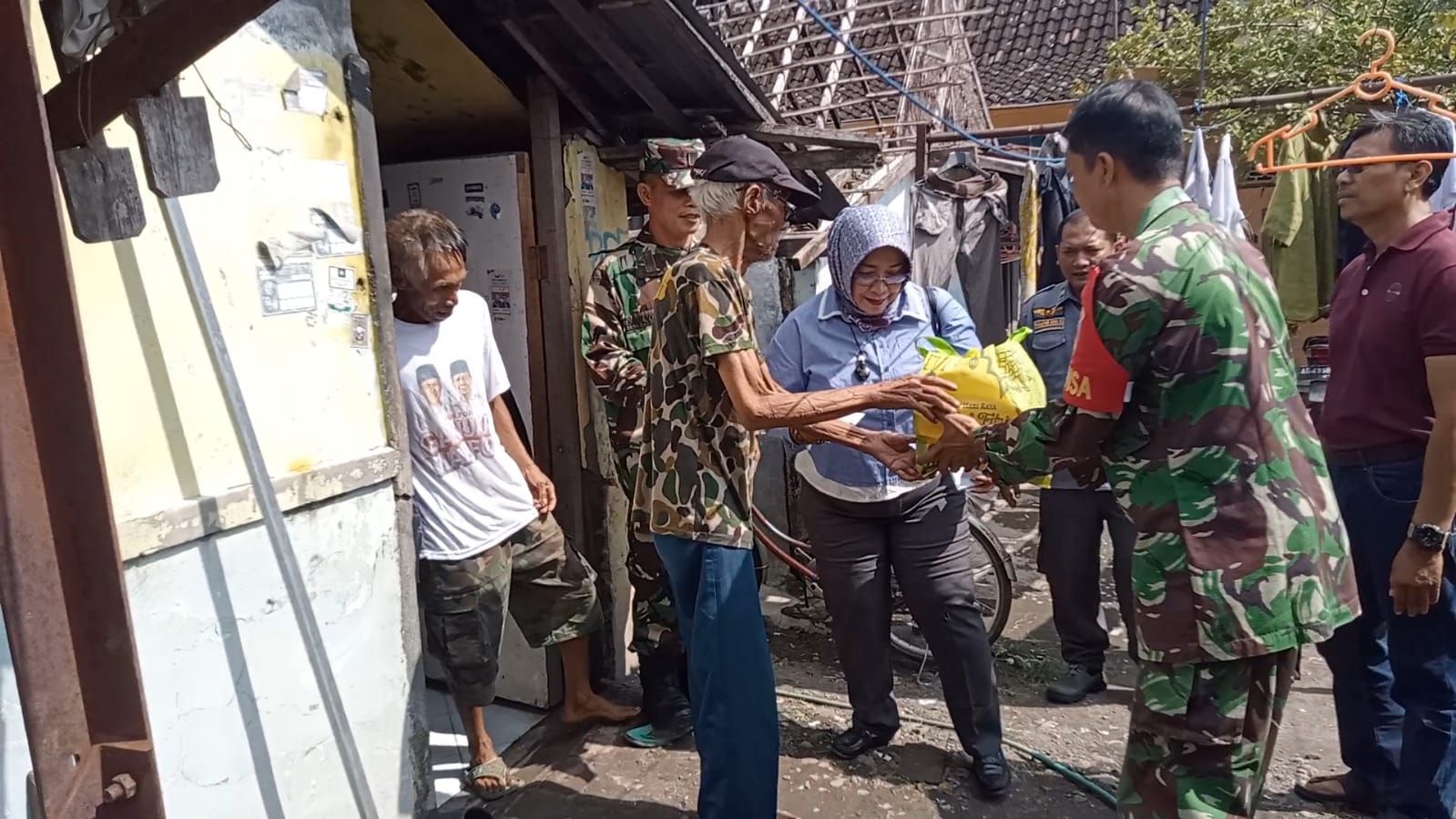 Jum'at Berkah di Bulan Suci Ramadhan, Koramil 02/Banjarsari Bagikan Sembako Kepada Warga