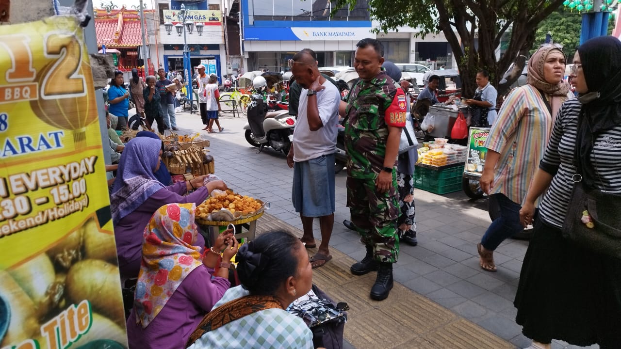 Bincang Santai Jelang Idul Fitri 1446 H Babinsa Sudiroprajan Dengan Perangkat Pasar Gede Bahas Keamanan Dan Ketertiban Pasar