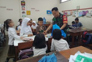 Bulan Puasa Tak Menyurutkan Babinsa Kepatihan Wetan Bantu Pendistribusian MBG Kepada Siswa-siswi SMKN 08/Surakarta