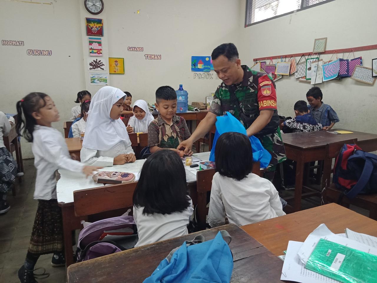 Bulan Puasa Tak Menyurutkan Babinsa Kepatihan Wetan Bantu Pendistribusian MBG Kepada Siswa-siswi SMKN 08/Surakarta