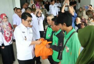 Bupati Lampung Utara berbagi kasih dengan Petugas Kebersihan