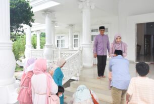 Bupati dan Wakil Bupati Tubaba Rayakan Idul Fitri Bersama Warga