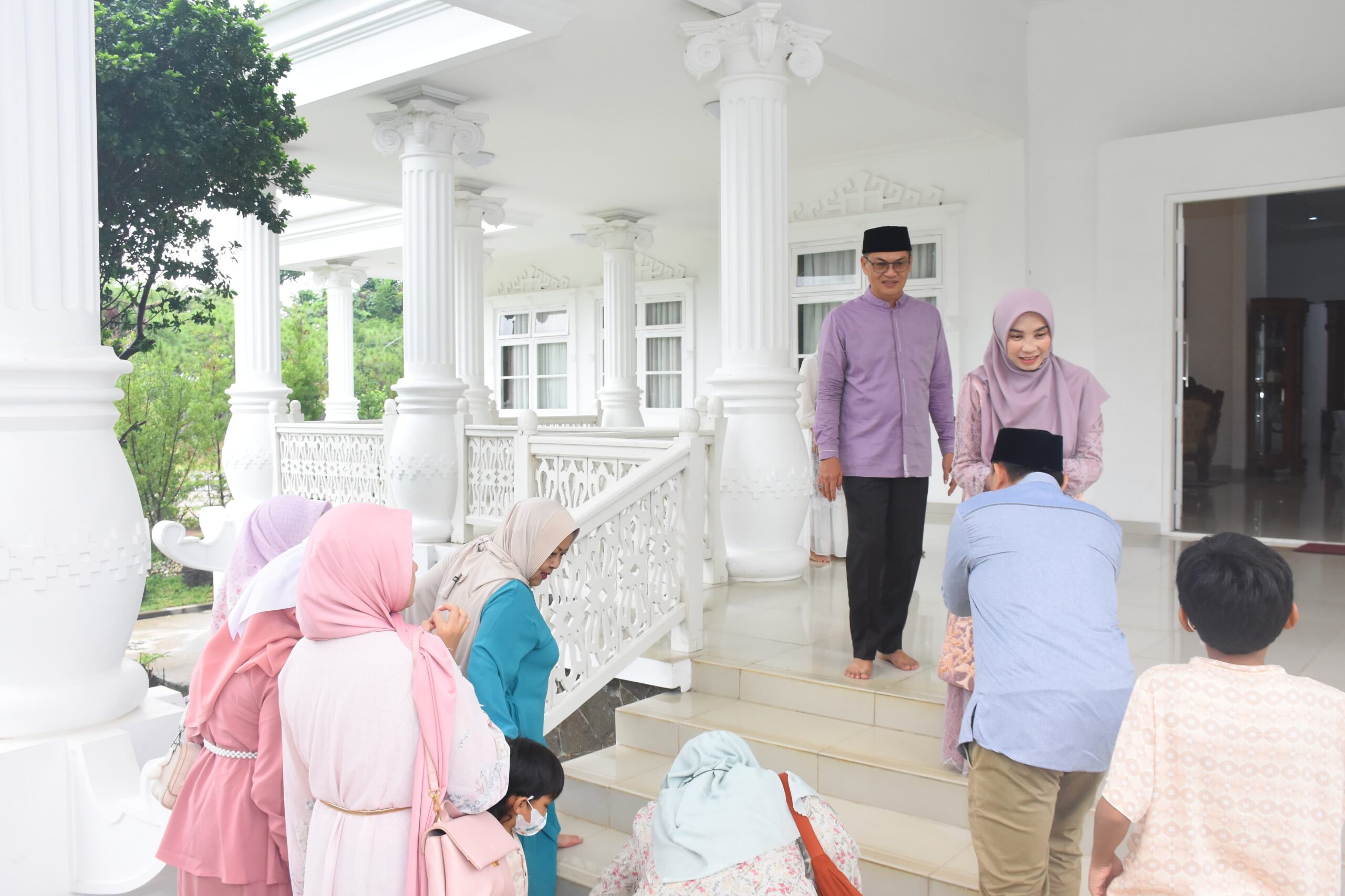 Bupati dan Wakil Bupati Tubaba Rayakan Idul Fitri Bersama Warga