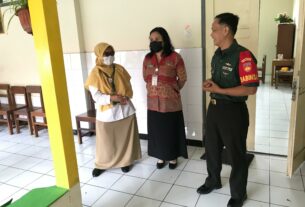 ”Cek Pintu, Jendela, Listrik, Dan Kran Air, Pesan Babinsa Dalam Anjangsana Dengan Guru SDN Kepatihan di Masa Liburan