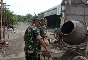 Danramil Didampingi Babinsa Bersama Warga Gotong Royong Bangun Masjid