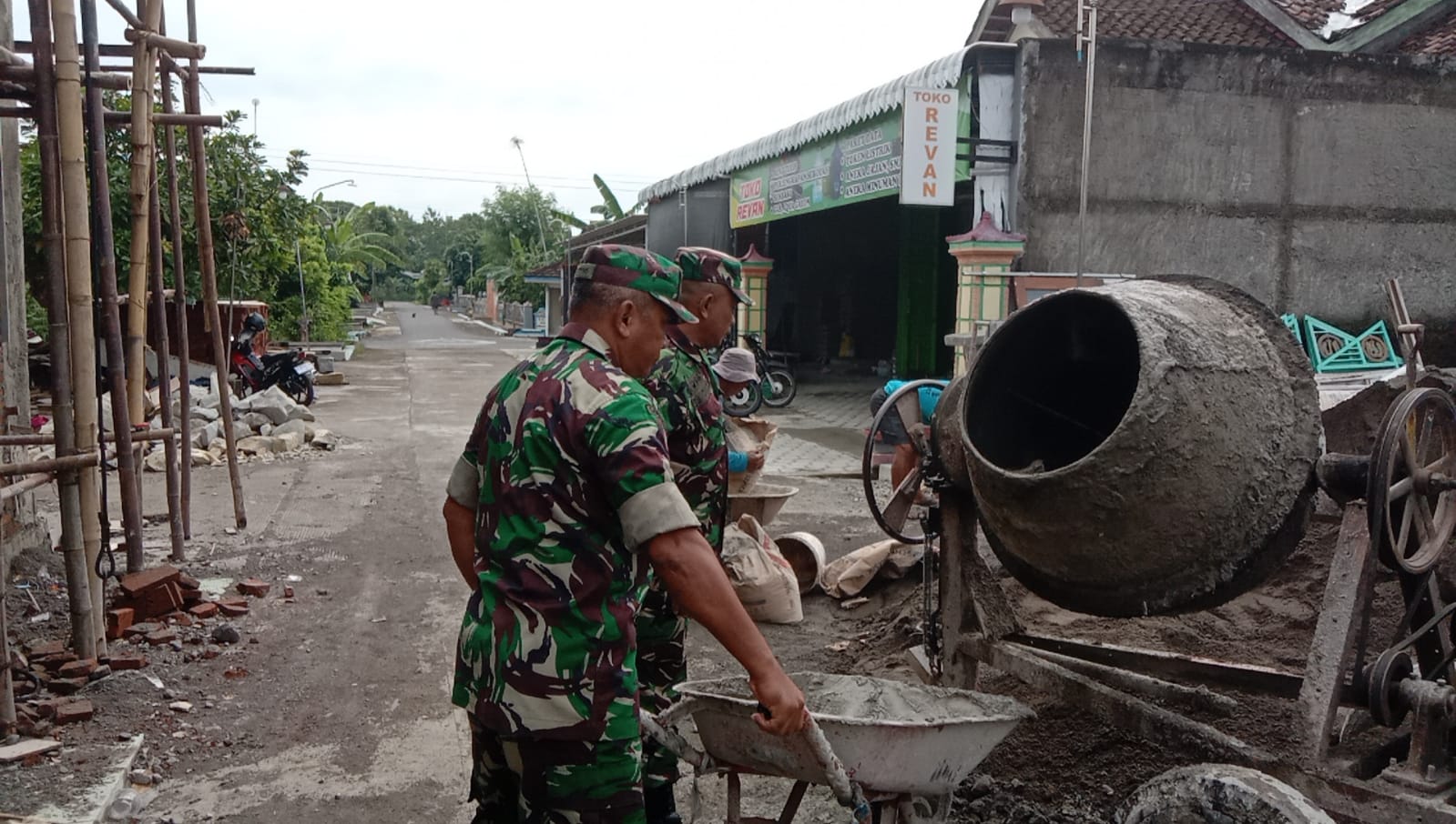 Danramil Didampingi Babinsa Bersama Warga Gotong Royong Bangun Masjid