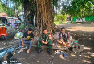 Di Manapun Tempatnya Berada, Babinsa Kemlayan Hadir & Jalin Komunikasi Dengan Warganya.