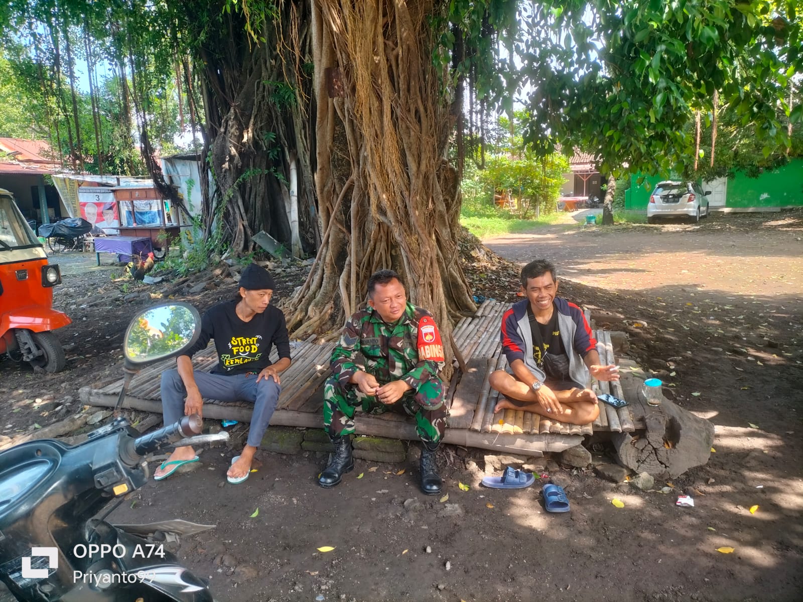 Di Manapun Tempatnya Berada, Babinsa Kemlayan Hadir & Jalin Komunikasi Dengan Warganya.