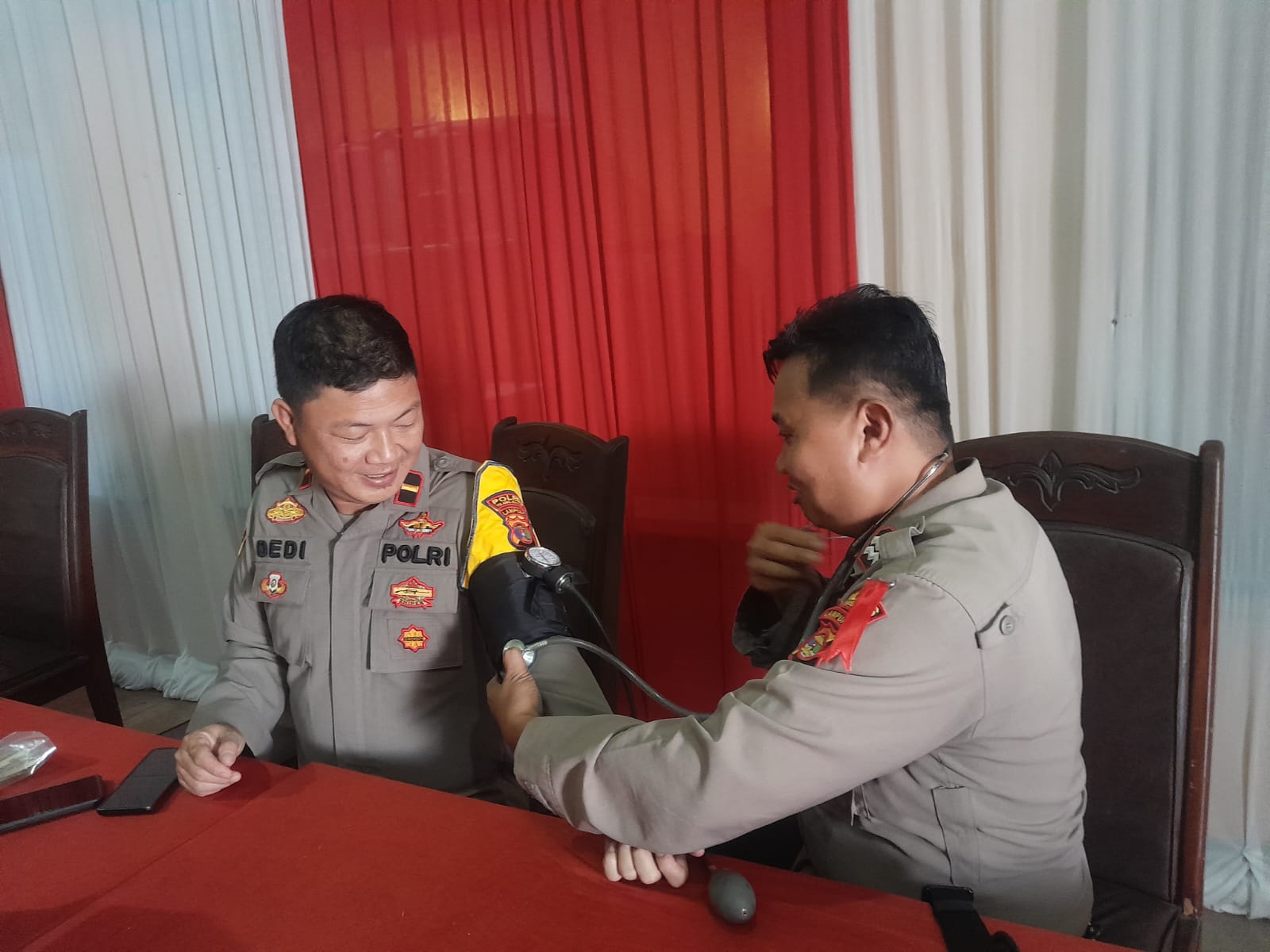 Dokkes Polres Tulang Bawang Cek Kesehatan dan Berikan Vitamin di Pos Pam Simpang Lapas Operasi Ketupat Krakatau 2025