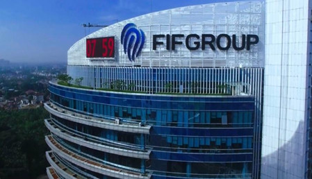 Laba Bersih PT Federal International Finance FY 2024 Senilai Rp4,4 Triliun ● PT Federal International Finance (FIF) mencatatkan pertumbuhan kinerja positif pada penutupan kuartal IV 2024, dengan perolehan laba bersih sebesar Rp4,4 triliun. ● Pertumbuhan ini didukung oleh peningkatan dalam penyaluran pembiayaan, jumlah unit yang dibiayai, serta Net Service Asset (NSA) yang berasal dari lima portofolio FIF. ● PT FIF tetap menjadi salah satu perusahaan pembiayaan yang sangat sehat, dengan indikator Non-Performing Financing (NPF) bruto di level 1,18%. Jakarta: PT Federal International Finance (FIF), anak perusahaan PT Astra International Tbk dan bagian dari Astra Financial, mencatat laba bersih sebesar Rp4,4 triliun pada periode Januari hingga Desember 2024 atau sampai dengan kuartal IV 2024. Angka ini menunjukkan kenaikan sebesar 7,5% secara year-on-year (yoy) dibandingkan periode yang sama di tahun 2023, dengan laba bersih sebesar Rp4,1 triliun. Direktur FIF, Valentina Chai, menyampaikan apresiasinya kepada seluruh pelanggan, mitra bisnis, dan karyawan FIF atas kontribusi mereka terhadap pencapaian ini. “Kami mengucapkan terima kasih kepada seluruh pemangku kepentingan atas kepercayaan yang telah diberikan untuk FIF sebagai solusi finansial pilihan dalam memenuhi berbagai kebutuhan,” ujar Valentina. Valentina menambahkan, “Pencapaian ini semakin memotivasi kami untuk terus memberikan layanan yang optimal kepada seluruh masyarakat Indonesia. Dengan sinergi yang baik antara FIF dan seluruh pemangku kepentingan, kami berharap dapat menciptakan nilai tambah dan berkontribusi positif pada pertumbuhan ekonomi nasional.” Peningkatan kinerja PT FIF tercermin dalam nilai penyaluran pembiayaan yang mencapai Rp45,9 triliun hingga akhir kuartal IV 2024 meningkat 8,5% (yoy). Peningkatan ini juga selaras dengan kenaikan jumlah unit yang dibiayai, yang mencapai 3,2 juta unit, naik 2,3% (yoy). Valentina menegaskan bahwa FIF akan terus hadir untuk masyarakat Indonesia dalam memenuhi berbagai kebutuhan finansial, sejalan dengan tagline perusahaan, FIFGROUP Satu Solusi Pembiayaan. "Kenaikan dalam penyaluran pembiayaan mencerminkan komitmen kami untuk menjadi solusi keuangan yang andal bagi masyarakat Indonesia," tambahnya. FIF juga membukukan peningkatan Net-Service Asset (NSA) sebesar 16,1% (yoy) menjadi Rp46,7 triliun hingga kuartal IV 2024. Selain itu, FIF mempertahankan rasio Non-Performing Finance (NPF) bruto di level 1,18% pada kuartal IV 2024, menjadikannya salah satu perusahaan pembiayaan dengan kinerja yang sangat sehat berdasarkan indikator yang ditetapkan oleh Otoritas Jasa Keuangan (OJK). Kinerja 5 portofolio FIF Dengan mengusung tagline Satu Solusi Pembiayaan, FIF hadir melalui lima portofolio: FIFASTRA, SPEKTRA, DANASTRA, FINATRA, dan AMITRA. Kelima portofolio ini menjadi penggerak utama pertumbuhan kinerja perusahaan. FIFASTRA, yang menyediakan layanan pembiayaan sepeda motor Honda, mencatat pertumbuhan penyaluran pembiayaan sebesar 11% (yoy) menjadi Rp29,9 triliun, dengan peningkatan jumlah unit yang dibiayai mencapai 1,7 juta unit, naik 5,2% (yoy) per kuartal IV 2024. DANASTRA, yang menyediakan layanan pembiayaan multiguna, sampai dengan kuartal IV 2024 tercatat mengalami peningkatan nilai penyaluran pembiayaan menjadi Rp14,1 triliun dengan kenaikan sebesar 5,38% (yoy) dan mencatat unit yang dibiayai sebanyak 1,42 juta unit. AMITRA, yang menyediakan pembiayaan syariah untuk Umrah dan Haji Reguler, mencatatkan peningkatan penyaluran pembiayaan sebesar 16,6% (yoy) menjadi Rp587 miliar, dengan peningkatan jumlah unit yang dibiayai sebesar 7,9% (yoy) hingga kuartal IV 2024. Sementara itu SPEKTRA, yang menyediakan layanan pembiayaan alat elektronik, gadget, dan perabot rumah tangga mencatat penyaluran pembiayaan senilai Rp 423 miliar sepanjang tahun 2024. Adapun nilai penyaluran pembiayaan portofolio yang menawarkan pembiayaan mikroproduktif bagi UMKM, yakni FINATRA, mencapai Rp 914,7 miliar. FIF terus berkomitmen untuk mewujudkan misinya, yaitu ‘Membawa Kehidupan yang Lebih Baik untuk Masyarakat’ dengan terus mengoptimalkan layanan yang diberikan pada seluruh konsumen FIF.