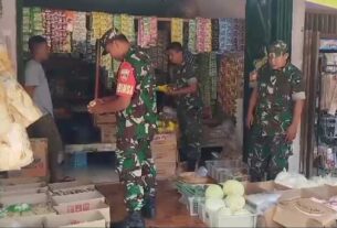 Babinsa Desa Poleng Bergerak Cepat Cegah Lonjakan Harga Sembako