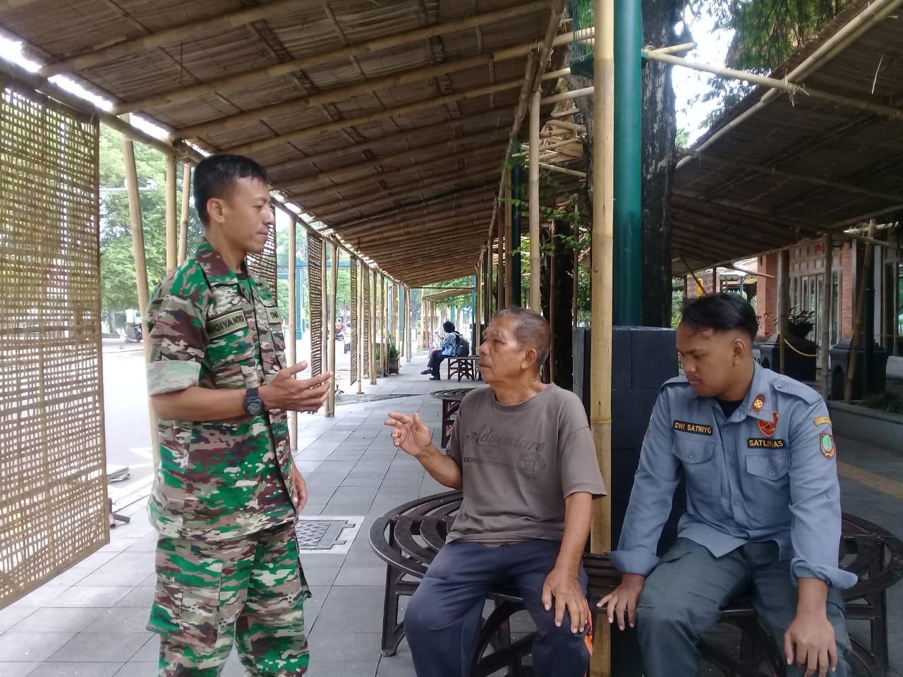 Jelang Hari Raya Idul Fitri, Babinsa Keprabon Bersama Linmas Intensifkan Patroli Wilayah