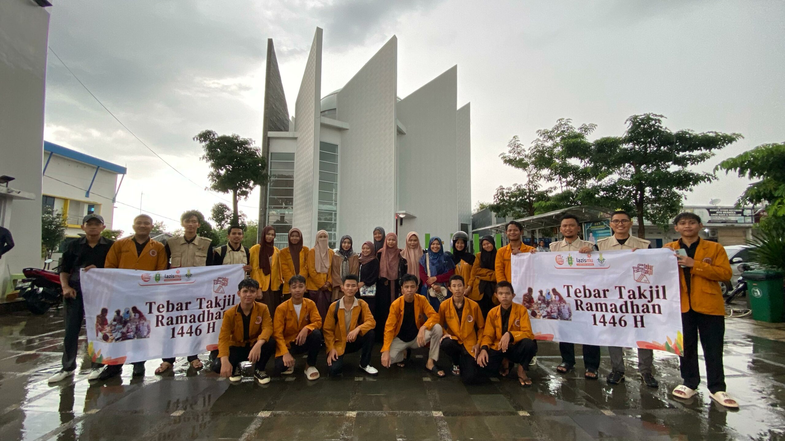 Takjil Gratis, Bukti Cinta dari PDNA, IPM, dan LazisMu Lampung Utara
