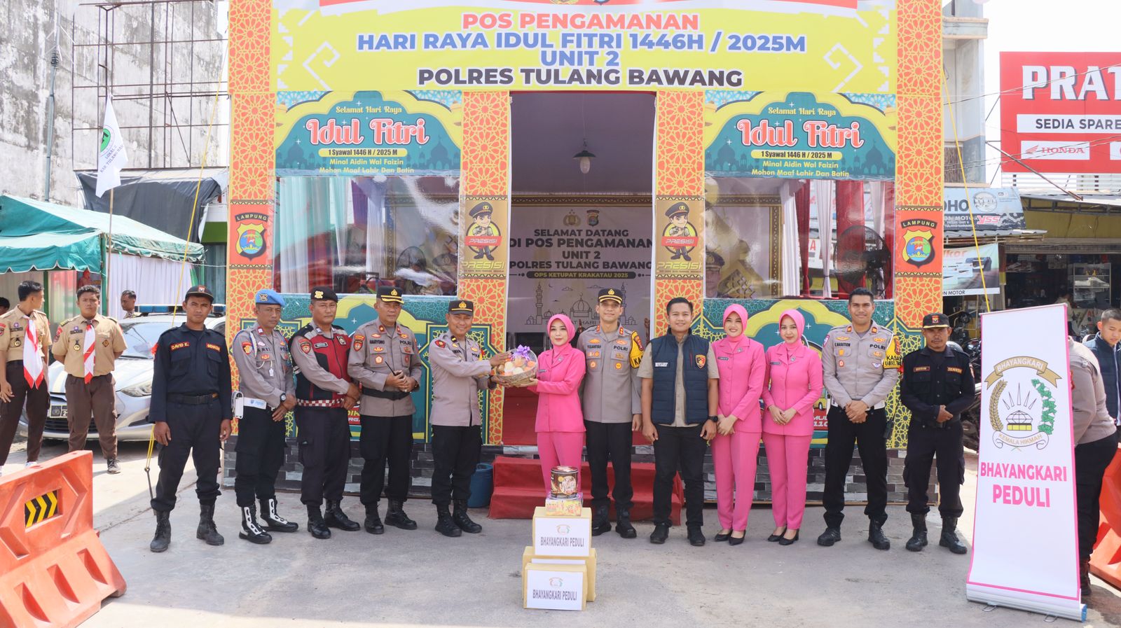 Kapolres Bersama Ketua Bhayangkari Cabang Tulang Bawang Kunjungi dan Berikan Bingkisan ke Tiga Pos Operasi Ketupat Krakatau 2025