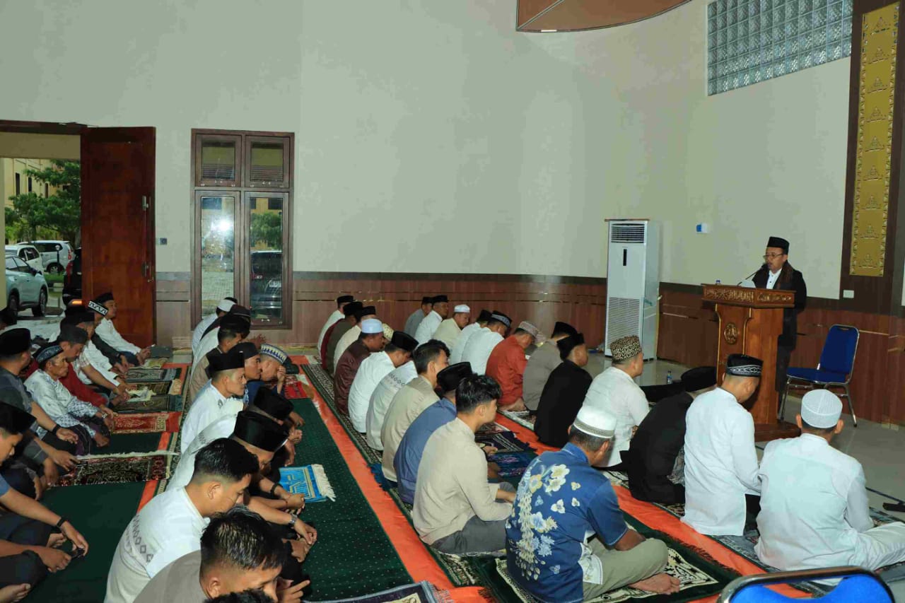 Kapolres Tulang Bawang Barat Laksanakan Sholat Idul Fitri bersama Personil dan Warga