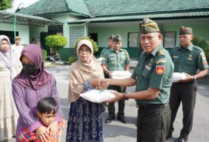 Kodim Boyolali Serahkan Zakat Fitrah Pada Yang Berhak