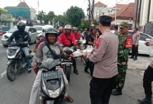 Koramil 03/Serengan & Polsek Gandeng FKPPI Bagikan 100 Takjil Buka Puasa