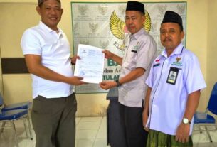 Wabup Tubaba Tunaikan Zakat : Keteladanan yang Mengharukan di Tengah Asa Kaum Dhuafa
