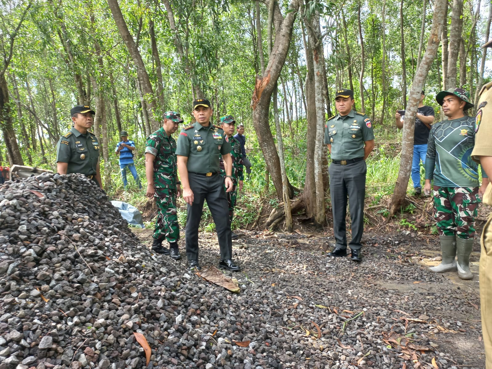 Pangdam Diponegoro Tinjau TMMD Reguler Di Desa Kalinanas Wonosamudro